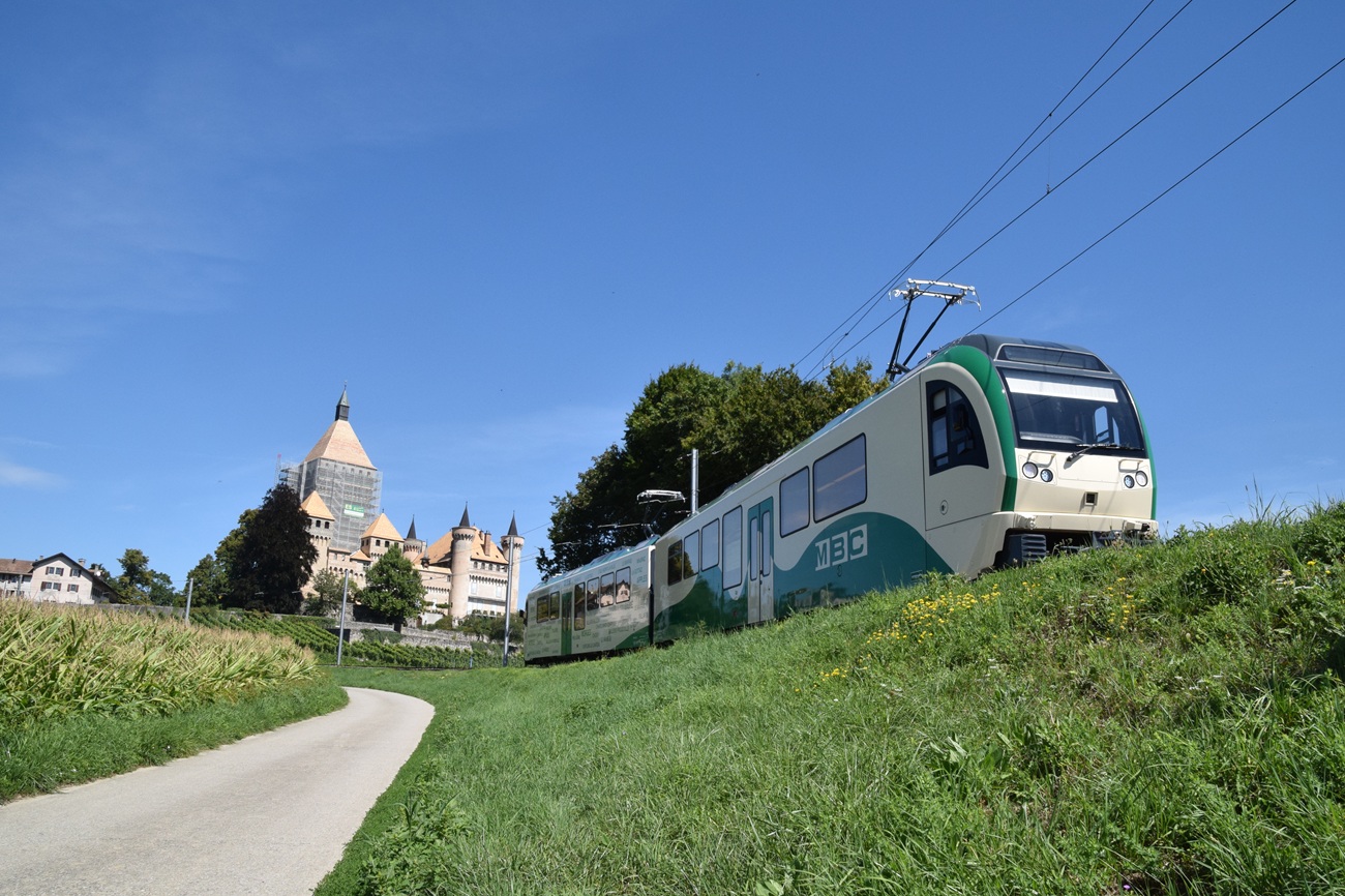 train avec château derrière